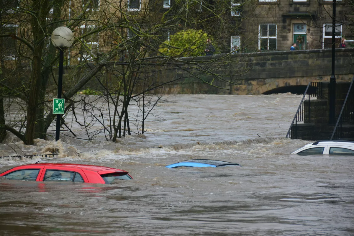 Povodňou zatopené vozidlá na ulici.